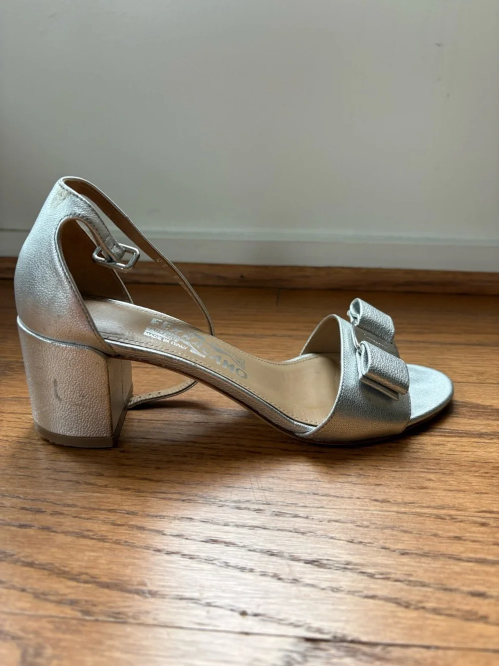 Salvatore Ferragamo Silver Open-Toe Block Heel Sandals with Bow Detail - Picture 4 of 9